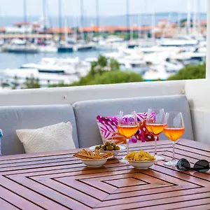  Apartment Over The Sea